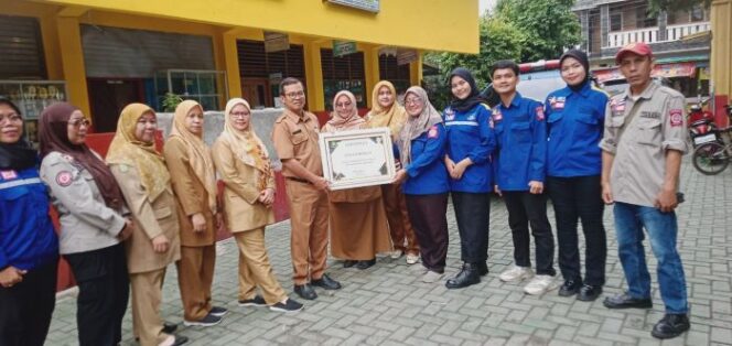 
Tim TMS Dinas Sosial Kota Tangerang saat berfoto bersama dengan Kepala SDN Sudimara 4 dan 6 Ciledug usai sosialisasi TMS. (Foto : Ist)