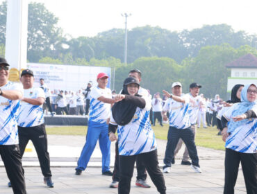 Wakil Bupati Tangerang saat memimpin Senam Bareng riibuan guru se Kabapaten Tangerang  ( foto :Prokopim)