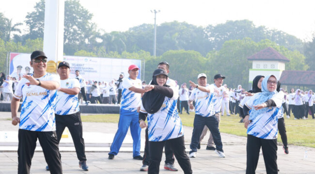 Wakil Bupati Tangerang saat memimpin Senam Bareng riibuan guru se Kabapaten Tangerang  ( foto :Prokopim)