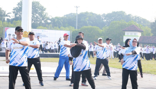 
					Wakil Bupati Tangerang saat memimpin Senam Bareng riibuan guru se Kabapaten Tangerang  ( foto :Prokopim)