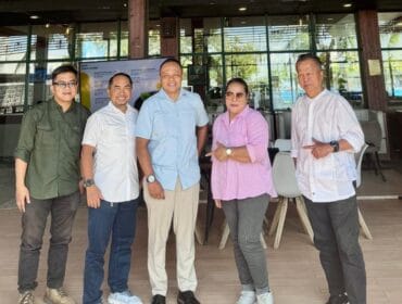 Ketua Siwo Jaya, Rialini Rering E.M.N  (kemeja pink) saat foto bersama dengan jajaran manajemen Taman Impian Jaya Ancol usai melakukan pertemuan. (Foto: PWI )