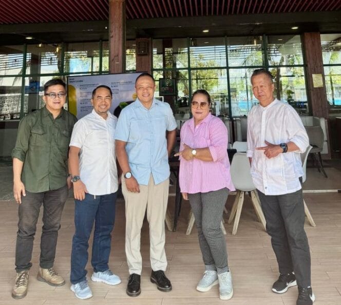 
					Ketua Siwo Jaya, Rialini Rering E.M.N  (kemeja pink) saat foto bersama dengan jajaran manajemen Taman Impian Jaya Ancol usai melakukan pertemuan. (Foto: PWI )