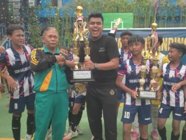 Kepala SMP Kebudayaan Semanan Jakarta Barat saat menyerahkan Piala Bergilir  Juara Pertama Turnamen Futsal Piala Bergilir SMP Kebudayaan I  (Foto : Sirhan /Jejaknarasi.id)