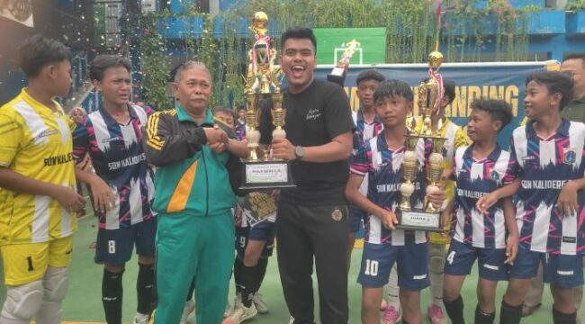 Kepala SMP Kebudayaan Semanan Jakarta Barat saat menyerahkan Piala Bergilir  Juara Pertama Turnamen Futsal Piala Bergilir SMP Kebudayaan I  (Foto : Sirhan /Jejaknarasi.id)