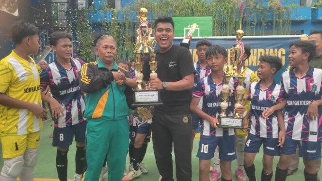 
					Kepala SMP Kebudayaan Semanan Jakarta Barat saat menyerahkan Piala Bergilir  Juara Pertama Turnamen Futsal Piala Bergilir SMP Kebudayaan I  (Foto : Sirhan /Jejaknarasi.id)