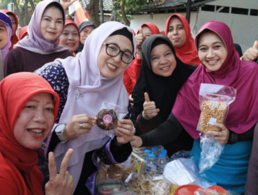 Wabup  Tangerang Intan Nurul Hikmah saat mengunjungi slah stand TP PKK (foto:Prokopim Kab.Tangerang)