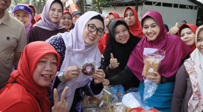 Wabup  Tangerang Intan Nurul Hikmah saat mengunjungi slah stand TP PKK (foto:Prokopim Kab.Tangerang)