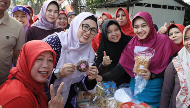 
Wabup  Tangerang Intan Nurul Hikmah saat mengunjungi slah stand TP PKK (foto:Prokopim Kab.Tangerang)