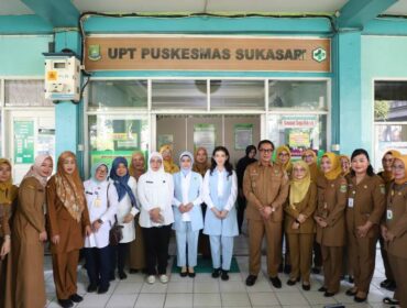 Istri Wapres Selvi Ananda Gibran Rakabumingraka didampingi Wakil Wali Kota Tangerang Maryono Hasan saat foto bersama dengan jajaran dinas kesehatan. (Foto : Diskominfo Kota Tangerang )