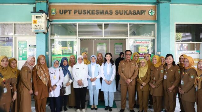 Istri Wapres Selvi Ananda Gibran Rakabumingraka didampingi Wakil Wali Kota Tangerang Maryono Hasan saat foto bersama dengan jajaran dinas kesehatan. (Foto : Diskominfo Kota Tangerang )