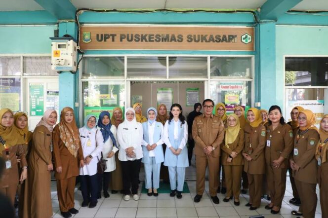 
					Istri Wapres Selvi Ananda Gibran Rakabumingraka didampingi Wakil Wali Kota Tangerang Maryono Hasan saat foto bersama dengan jajaran dinas kesehatan. (Foto : Diskominfo Kota Tangerang )