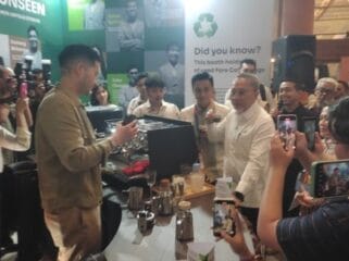 Menteri Koordinator Bidang Pangan Zulkifli Hasan  saat mengunjungi salah satu stan Pameran World of Coffee (Foto : Sirhan)