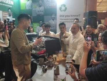 Menteri Koordinator Bidang Pangan Zulkifli Hasan  saat mengunjungi salah satu stan Pameran World of Coffee (Foto : Sirhan)