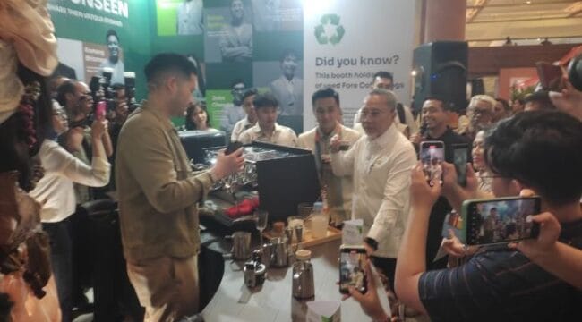 Menteri Koordinator Bidang Pangan Zulkifli Hasan  saat mengunjungi salah satu stan Pameran World of Coffee (Foto : Sirhan)