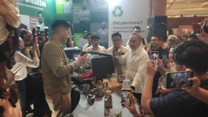 
Menteri Koordinator Bidang Pangan Zulkifli Hasan  saat mengunjungi salah satu stan Pameran World of Coffee (Foto : Sirhan)