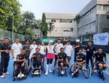 Staf Khusus Presiden era Presiden ke-7 RI Joko Widodo, Angkie Yudistia saat berfoto bersama dengan atlet Disabilitas usai pertandingan .(Foto : Ist)