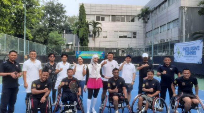 Staf Khusus Presiden era Presiden ke-7 RI Joko Widodo, Angkie Yudistia saat berfoto bersama dengan atlet Disabilitas usai pertandingan .(Foto : Ist)