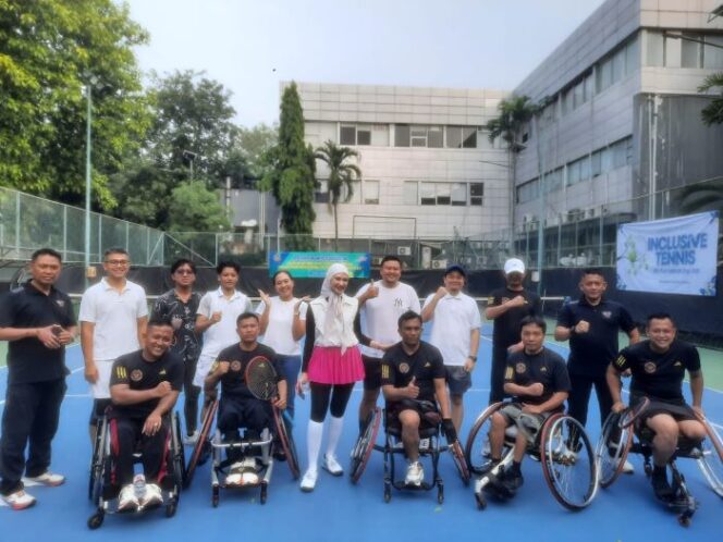 
					Staf Khusus Presiden era Presiden ke-7 RI Joko Widodo, Angkie Yudistia saat berfoto bersama dengan atlet Disabilitas usai pertandingan .(Foto : Ist)