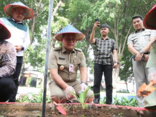 Wali Kota Jakarta Pusat saat meresmikan Urban Farming Kota Supra Madusela di Mangga Besar. (Foto : Diskominfotik Jakpus)