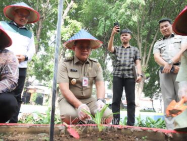 Wali Kota Jakarta Pusat saat meresmikan Urban Farming Kota Supra Madusela di Mangga Besar. (Foto : Diskominfotik Jakpus)