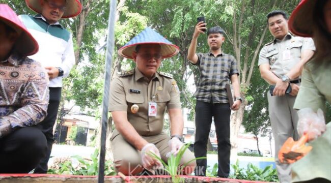 Wali Kota Jakarta Pusat saat meresmikan Urban Farming Kota Supra Madusela di Mangga Besar. (Foto : Diskominfotik Jakpus)