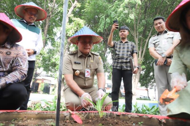 
Wali Kota Jakarta Pusat saat meresmikan Urban Farming Kota Supra Madusela di Mangga Besar. (Foto : Diskominfotik Jakpus)