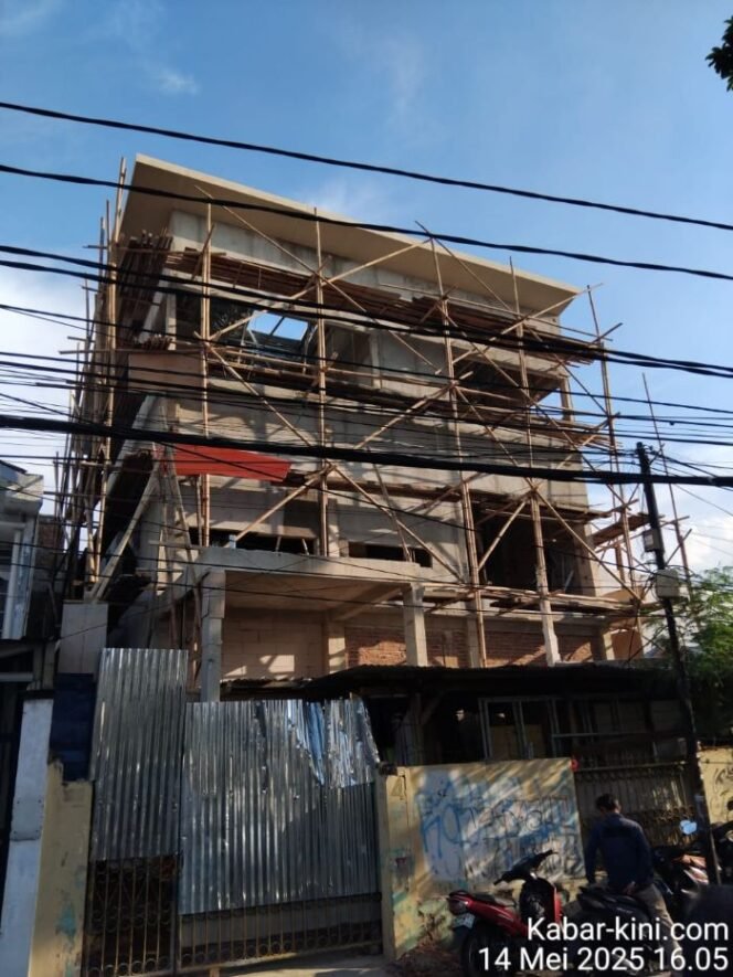 Salah satu bangunan di Johor Baru yang diduga tidak sesuai dengan Izin PBG  (Foto: Pokja PWI Wali Kota Jakpus)