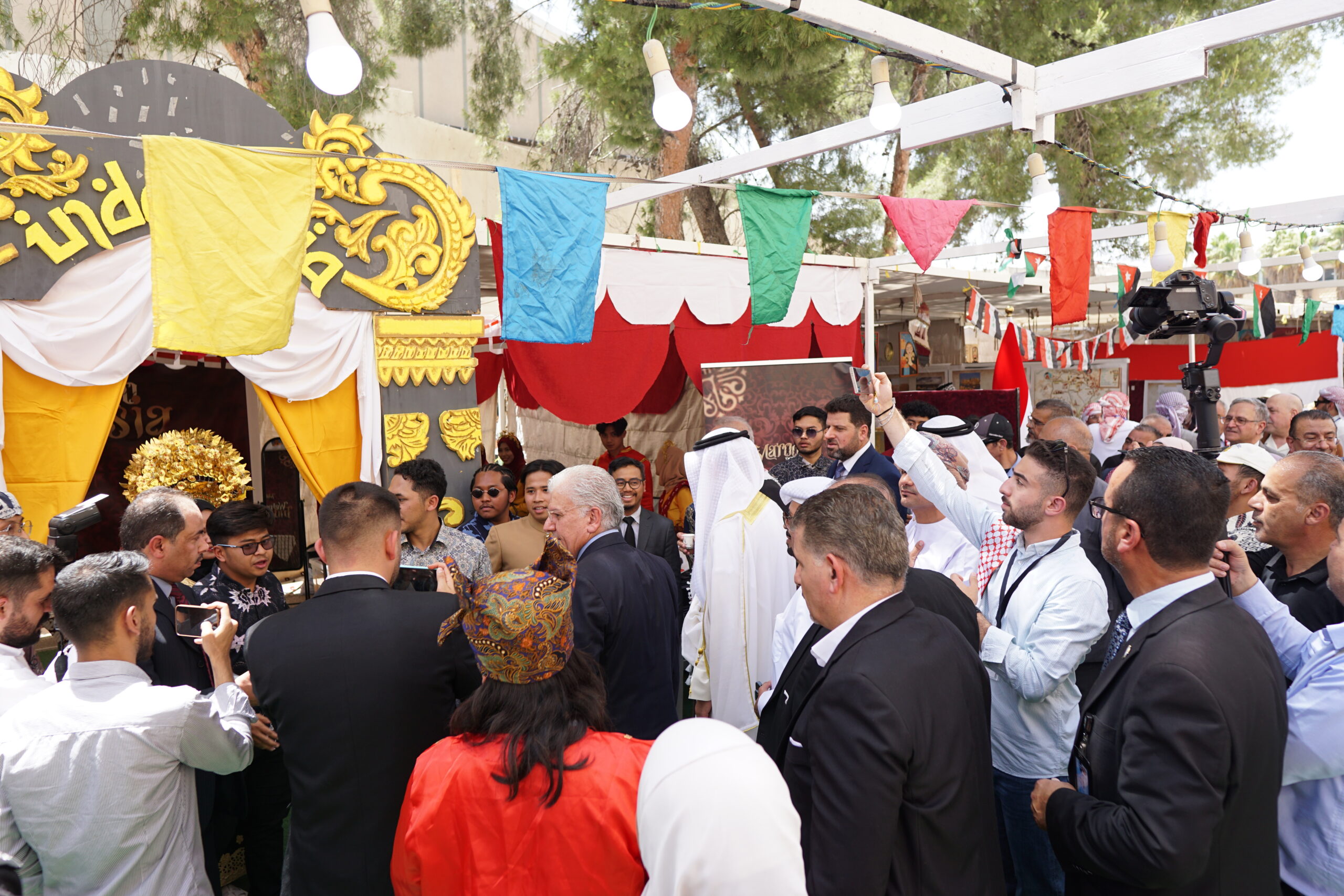 Antusiasme pengunjung saat menghadiri acara Ma'rodh 2025 di Yarmouk University (Foto: Irbid HPMI)