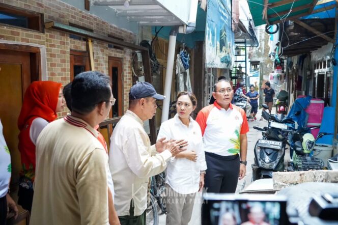
Dampingi Anggota DPD, Wali Kota Jakpus Tinjau Progres Bedah Rumah di Tanah Tinggi.