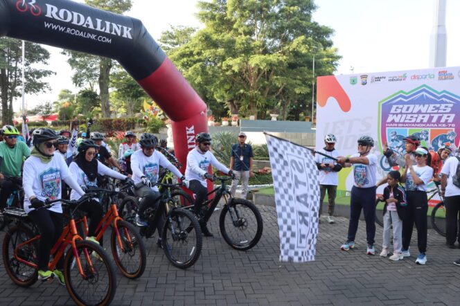 
Peringati Hari Bhayangkara ke-79, Polres Batu dan Pemkot Batu gelar Gowes Wisata