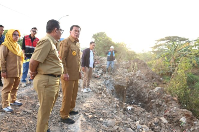 
					Bupati Tangerang, Maesyal Rasyid, tinjau pembangunan tandon Cibadak (Foto: Istimewa)