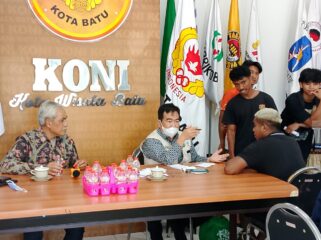 Petugas Dinkes saat melakukan pengecekan kebugaran atlet kota batu yang tampil di ajang Porprov (Foto: Diskominfo Kota Batu)