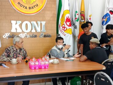 Petugas Dinkes saat melakukan pengecekan kebugaran atlet kota batu yang tampil di ajang Porprov (Foto: Diskominfo Kota Batu)