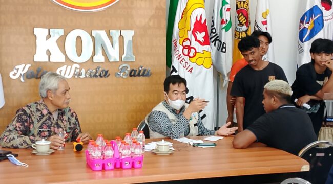 Petugas Dinkes saat melakukan pengecekan kebugaran atlet kota batu yang tampil di ajang Porprov (Foto: Diskominfo Kota Batu)