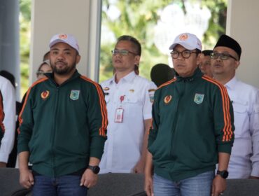 Wali Kota dan Wakil Wali Kota Batu hadir pada acara pengukuhan Atlet Pemkot Batu yang akan bertarung di ajang Pekan Olahraga (Porprov) Jawa Timur, Rabu (18/06/2025). (Foto: Diskominfo Kota Batu)