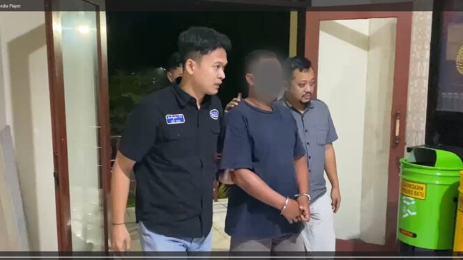 
					Diduga pelaku Penipuan jeruk yang diamankan Sat Reskrim Polres Batu ( Foto: Humas Polres Batu)
