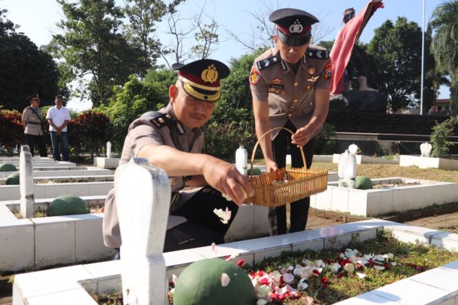 
Polres Batu Gelar Ziarah dan Tabur Bunga di HUT Bhayangkara ke-79 
