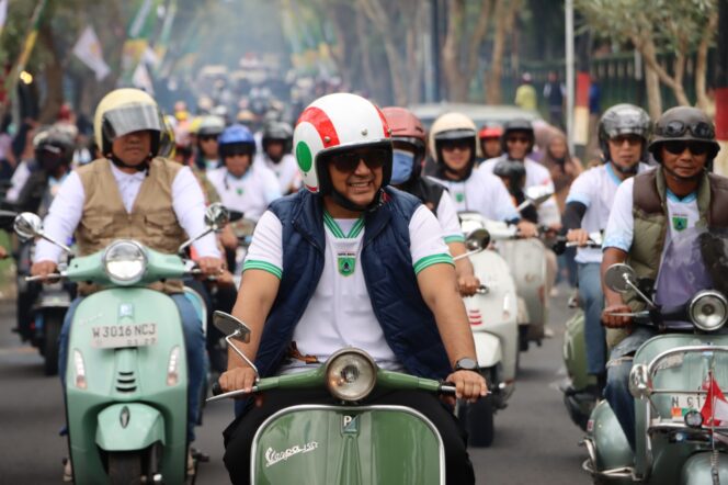
Menaiki Vespa Klasik, Kapolres Batu Turut Ikut hantarkan Kirab Obor Porprov IX Jatim 2025