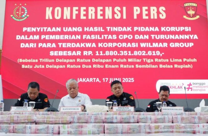 
					Direktur Jampidsus Kejagung Agung Sutikno saat memberikan keterangan kepada awak media dalam konferensi pers  (Foto; Kejagung RI) 