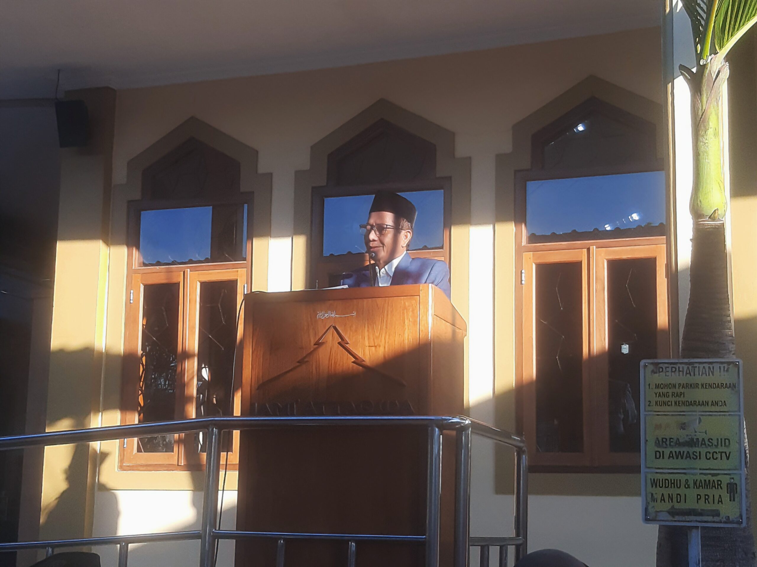 Prof Mahfud MD saat menjadi Khatib salat Idul Adha 10 Dzuhlijah 1446 H di Masjid Jami At-taqwa, Sleman, Yogyakarta (Foto: Dok. Jejaknarasi.id)