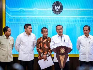 Menteri Sekretaris Negara (Mensesneg) Prasetyo Hadi didampingi Menteri Energi dan Sumber Daya Mineral Bahlil Lahadalia, Menteri Kehutanan Raja Juli Antoni, Menteri Lingkungan Hidup Hanif Faisol Nurofiq, dan Sekretaris Kabinet Teddy Indra Wijaya saat Konferensi Pers di Istana Negara (Foto : Kemensesneg)