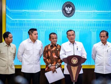 Menteri Sekretaris Negara (Mensesneg) Prasetyo Hadi didampingi Menteri Energi dan Sumber Daya Mineral Bahlil Lahadalia, Menteri Kehutanan Raja Juli Antoni, Menteri Lingkungan Hidup Hanif Faisol Nurofiq, dan Sekretaris Kabinet Teddy Indra Wijaya saat Konferensi Pers di Istana Negara (Foto : Kemensesneg)