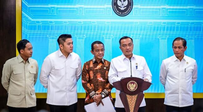 Menteri Sekretaris Negara (Mensesneg) Prasetyo Hadi didampingi Menteri Energi dan Sumber Daya Mineral Bahlil Lahadalia, Menteri Kehutanan Raja Juli Antoni, Menteri Lingkungan Hidup Hanif Faisol Nurofiq, dan Sekretaris Kabinet Teddy Indra Wijaya saat Konferensi Pers di Istana Negara (Foto : Kemensesneg)