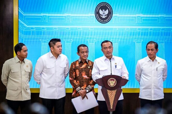 
Menteri Sekretaris Negara (Mensesneg) Prasetyo Hadi didampingi Menteri Energi dan Sumber Daya Mineral Bahlil Lahadalia, Menteri Kehutanan Raja Juli Antoni, Menteri Lingkungan Hidup Hanif Faisol Nurofiq, dan Sekretaris Kabinet Teddy Indra Wijaya saat Konferensi Pers di Istana Negara (Foto : Kemensesneg)