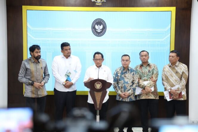 
Menteri Dalam Negeri Tito Karnavian Saat memberikan keterangan pers kepada aak media doi Istana Negara (Foto : Puspen Kemendagri)