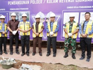 Bupati Tangerang Maesyal Rasyid (tengah) saat foto bersama usai acara peletakan batu pertama pembangunan Polder Cibadak di Cikupa Tangerang (Diskominfo Pemkab Tangerang)