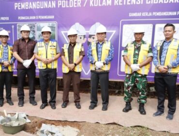 Bupati Tangerang Maesyal Rasyid (tengah) saat foto bersama usai acara peletakan batu pertama pembangunan Polder Cibadak di Cikupa Tangerang (Diskominfo Pemkab Tangerang)