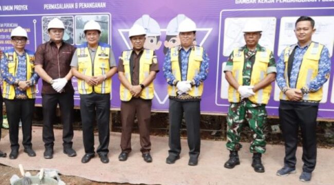 Bupati Tangerang Maesyal Rasyid (tengah) saat foto bersama usai acara peletakan batu pertama pembangunan Polder Cibadak di Cikupa Tangerang (Diskominfo Pemkab Tangerang)