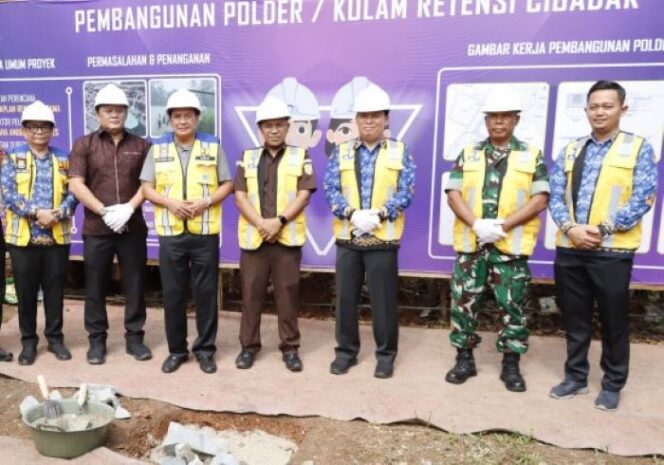
Bupati Tangerang Maesyal Rasyid (tengah) saat foto bersama usai acara peletakan batu pertama pembangunan Polder Cibadak di Cikupa Tangerang (Diskominfo Pemkab Tangerang)