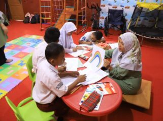 Ilustrasi : Ssiswa siswi Sekolah Dasar saat belajar .( Foto : Ist)